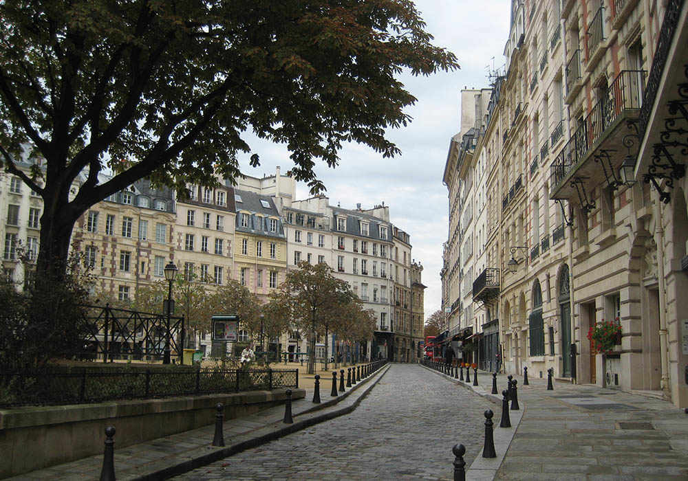 photo, Place Dauphine, Paris (Andrew Burlone)