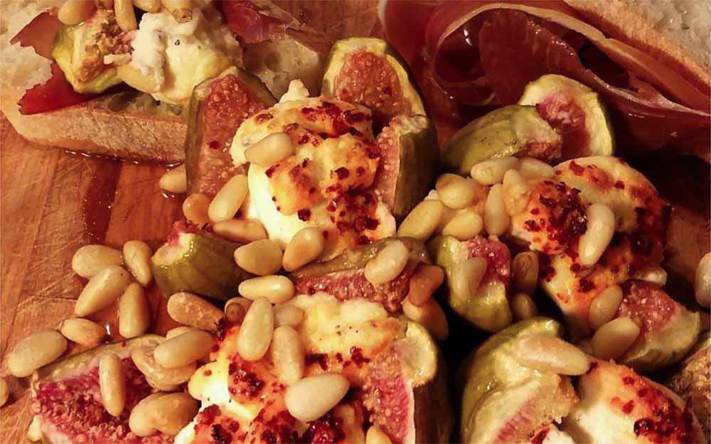 photo: recipe Roasted fresh figs with goat cheese and rose-scented honey/recette Figues fraîches grillées garnies de fromage de chèvre et de miel parfumé à l’eau de rose