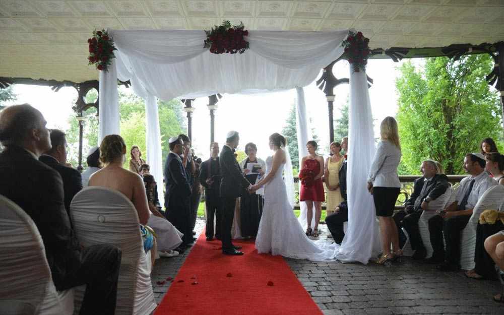 Rabbi Elina Bykova officiates wedding