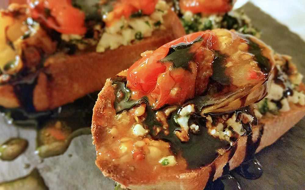 Roasted tomatoes and herbed feta crostini - Crostini aux tomates grillées et feta aux herbes