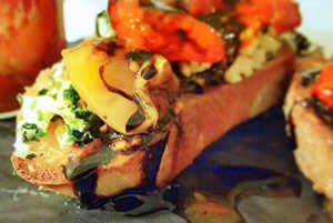 Roasted tomatoes and herbed feta crostini - Crostini aux tomates grillées et feta aux herbes