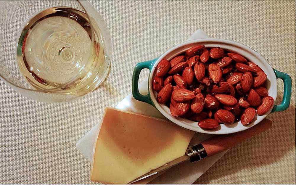 Oven-roasted almonds with garlic, rosemary and thyme, josee brission, Amandes parfumées à l’ail, au romarin et au thym, rôties au four