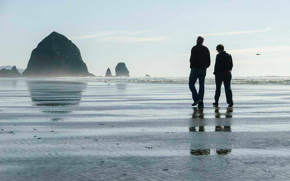 photo: couple on beach - couple sur une plage