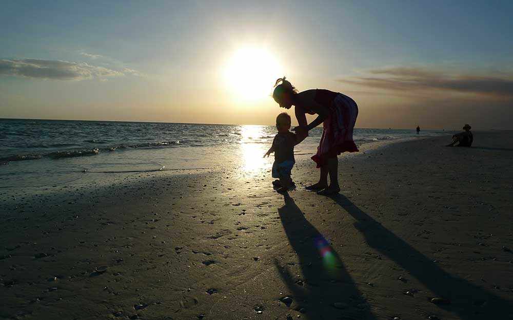 mother child beach mère enfant plage infertilité infertility westmountmag.ca