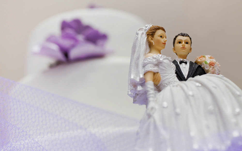 Wedding cake couple - WestmountMag.ca
