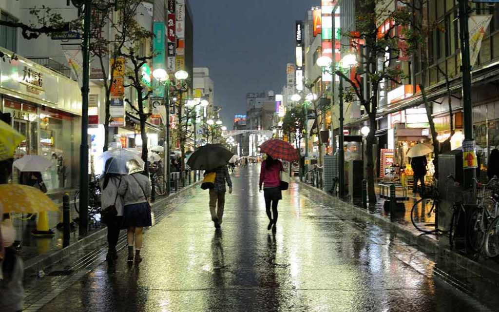 Couple walking in street at night – Photo: Keromi Keroyama – WestmountMag.ca