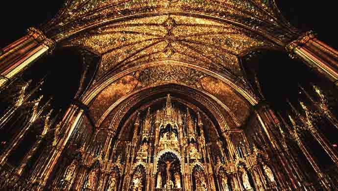 AURA, une expérience lumineuse au cœur de la Basilique Notre-Dame de Montréal • Crédit photo : Moment Factory – WestmountMag.ca