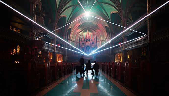 AURA, une expérience lumineuse au cœur de la Basilique Notre-Dame de Montréal • Crédit photo : Moment Factory – WestmountMag.ca
