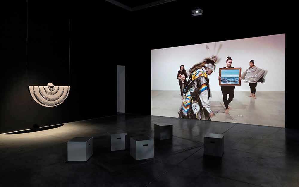 Vue de l’exposition «Maria Hupfield. Celle qui continue de donner», The Power Plant, Toronto, 2017. Avec la permission de l’artiste et de la Galerie Hugues Charbonneau, Montréal. Photo : Toni Hafkenscheid