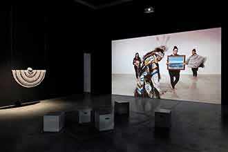 Vue de l’exposition «Maria Hupfield. Celle qui continue de donner», The Power Plant, Toronto, 2017. Avec la permission de l’artiste et de la Galerie Hugues Charbonneau, Montréal. Photo : Toni Hafkenscheid