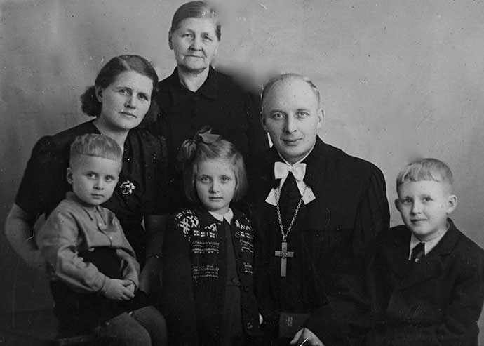 Raudsepp family 1948 - WestmountMag.ca