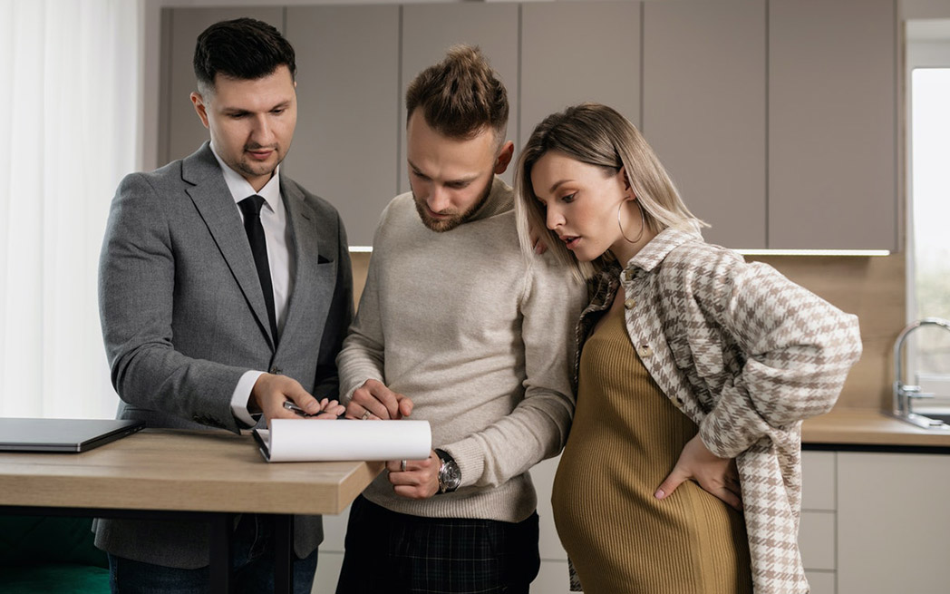 agent signing on couple