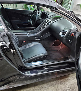 Autobella fait le shampooing des planchers, des tapis, des mats, de la valise, des bancs en tissus ou en cuir.