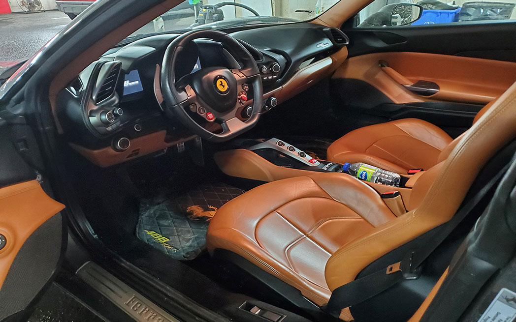 Autobella fait le shampooing des planchers, des tapis, des mats, de la valise, des bancs en tissus ou en cuir.