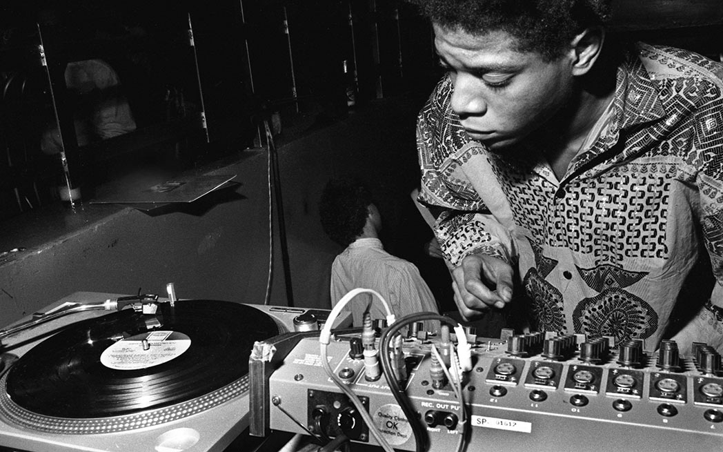 Basquiat en DJ pour la soirée d’anniversaire d’Eric Goode à la boîte de nuit Area, 1984. Photo : Ben Buchanan. © Ben Buchanan