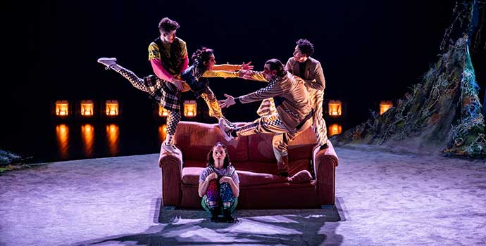 Batailles - Une production de Dynamo Théâtre. Pour les publics de 10 à 14 ans. Du 14 au 25 mai 2025. Infos et billets: https://www.maisontheatre.com/spectacle/batailles/