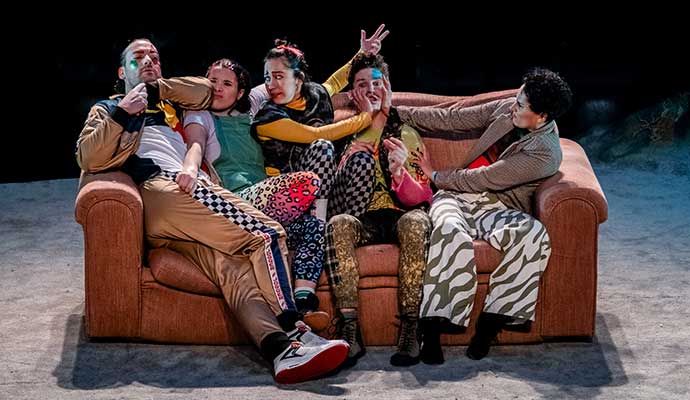 Batailles - Une production de Dynamo Théâtre. Pour les publics de 10 à 14 ans. Du 14 au 25 mai 2025. Infos et billets: https://www.maisontheatre.com/spectacle/batailles/