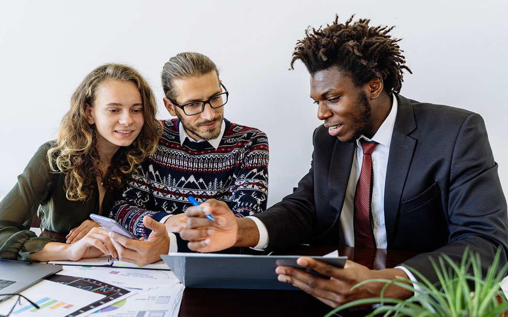 Agent immobilier et clients / Broker and clients