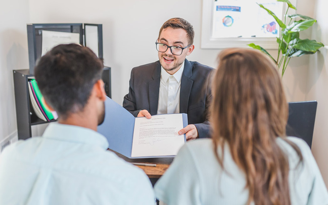 Agent immobilier avec clients / Real estate Broker with clients