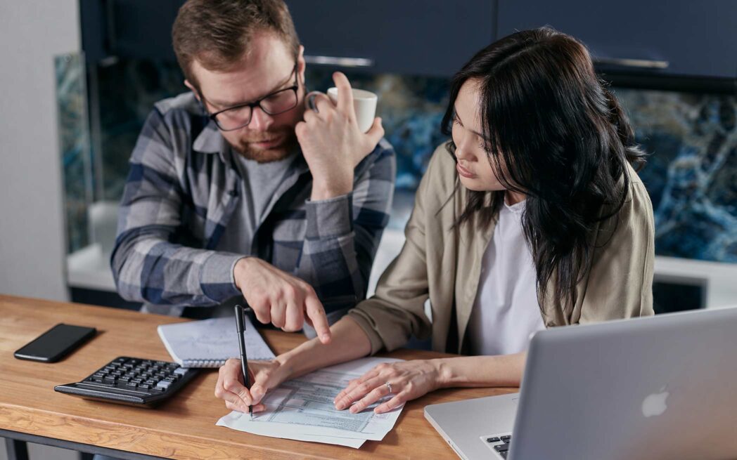 Couple préparant budget
