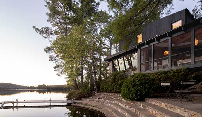 Chalet sur la pointe, Lanaudière, Canada, Paul Bernier Architecte - photo : Raphaël Thibodeau
