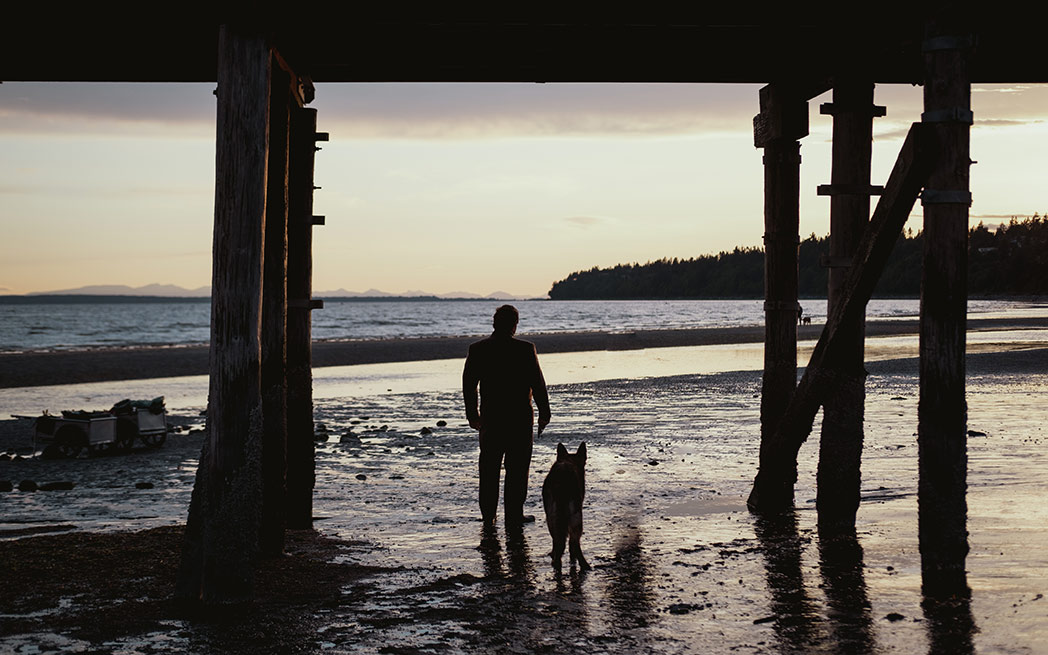 Image du film Chien Blanc – Denis Ménochet sur la plage (Photo : Belen Garcia)