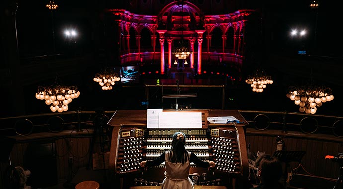 Le Grand Festival d’orgue anime en octobre plusieurs villes, dont Montréal, Lachine, Sherbrooke, Saint-Hyacinthe et Québec, mettant en lumière un patrimoine musical riche grâce à des artistes venus d’Italie, d’Autriche, des États-Unis, de France, de Chine et du Canada. Cette célébration offre une programmation variée, accessible à tous les âges et goûts.