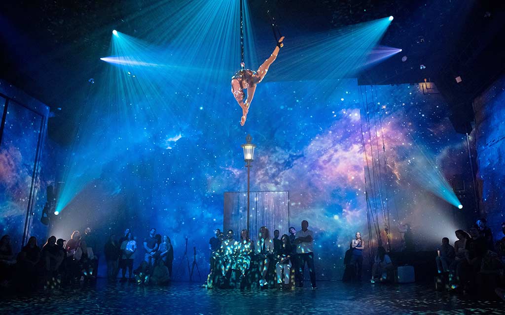 Bon voyage du Cirque Éloize, mis en scène par Fernand Rainville