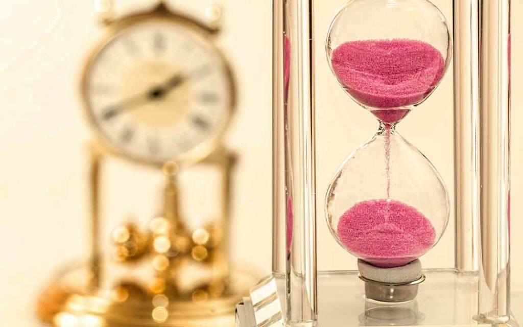 deadline hourglass clock - WestmountMag.ca