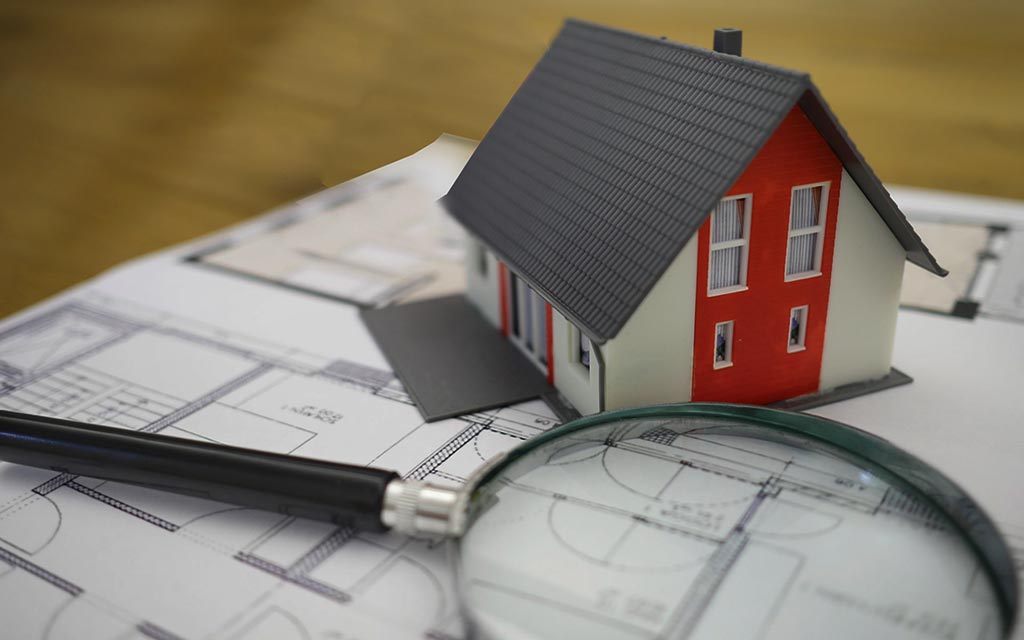 Maquette de maison avec loupe – House model with magnifiying glass