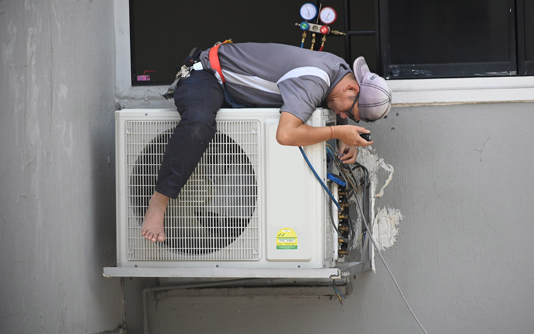 HVAC technician - photo Richard Low Hong