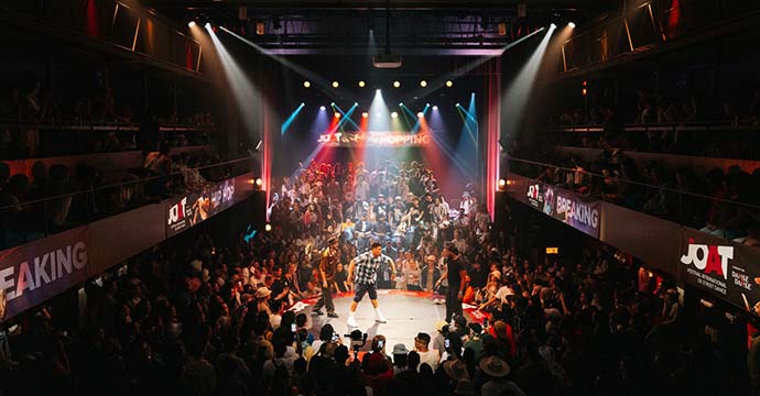 Match d’impro de Breaking, Festival JOAT – Club Soda, Montréal • Du 28 au 31 août 2025, le Club Soda accueille les battles emblématiques du festival : Breaking, Hip Hop, Popping et le Kidz Battle.