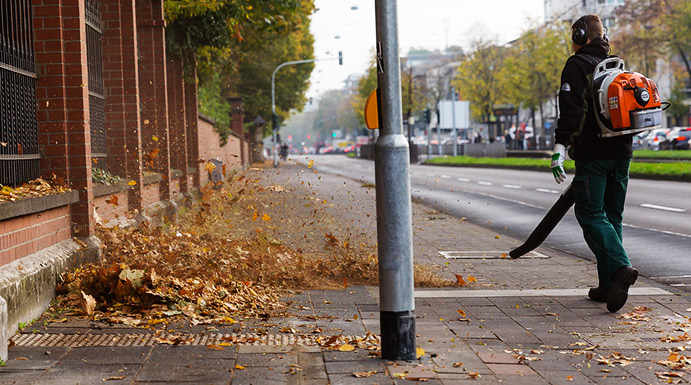 gas leaf blower