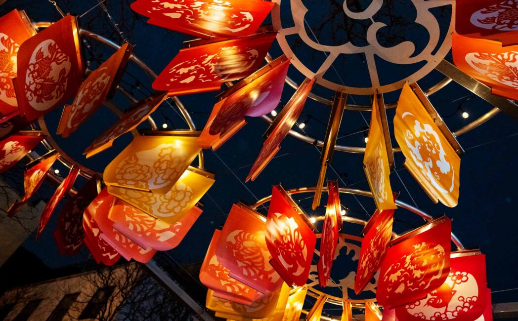 Les dragons à la poursuite de la Lune - Une œuvre de Karen Tam