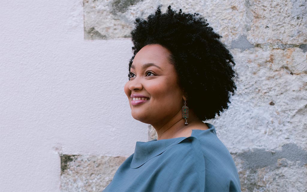 Lucibela, la voix enchanteresse du Cap-Vert, charme avec sa morna émouvante et ses pétillantes coladeiras, perpétuant l'héritage musical de Cesária Évora avec passion et grâce.