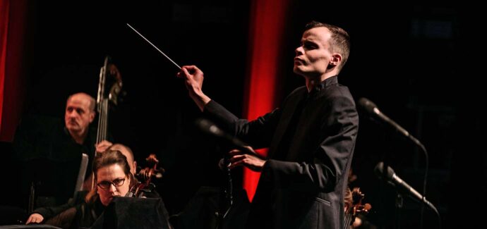 L'Orchestre et le Chœur (85 musiciens et choristes) dirigés par Francis Choinière, directeur musical du FILMharmonique.
