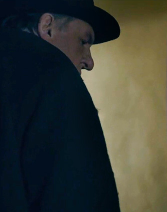 Le dernier film de Patrice Leconte, Maigret et la jeune morte, sort sur nos écrans cette semaine. Mettant en vedette un pachydermique Gérard Depardieu dans le rôle du commissaire Jules Maigret, Jade Labeste incarnant Betty, Mélanie Bernier incarnant Jeanine, Pierre Moure dans le rôle de Laurent et Aurore Clément dans le rôle de la mère de ce dernier, l’histoire se déroule à Paris dans les années cinquante.