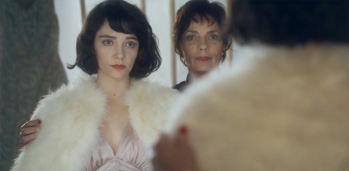 Le dernier film de Patrice Leconte, Maigret et la jeune morte, sort sur nos écrans cette semaine. Mettant en vedette un pachydermique Gérard Depardieu dans le rôle du commissaire Jules Maigret, Jade Labeste incarnant Betty, Mélanie Bernier incarnant Jeanine, Pierre Moure dans le rôle de Laurent et Aurore Clément dans le rôle de la mère de ce dernier, l’histoire se déroule à Paris dans les années cinquante.