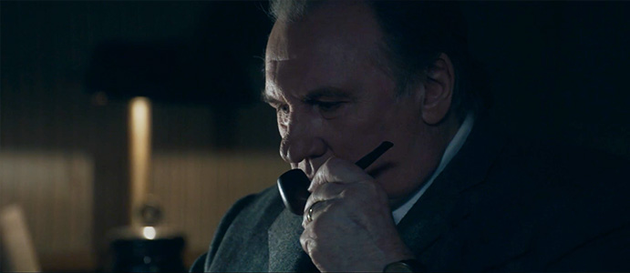 Le dernier film de Patrice Leconte, Maigret et la jeune morte, sort sur nos écrans cette semaine. Mettant en vedette un pachydermique Gérard Depardieu dans le rôle du commissaire Jules Maigret, Jade Labeste incarnant Betty, Mélanie Bernier incarnant Jeanine, Pierre Moure dans le rôle de Laurent et Aurore Clément dans le rôle de la mère de ce dernier, l’histoire se déroule à Paris dans les années cinquante.