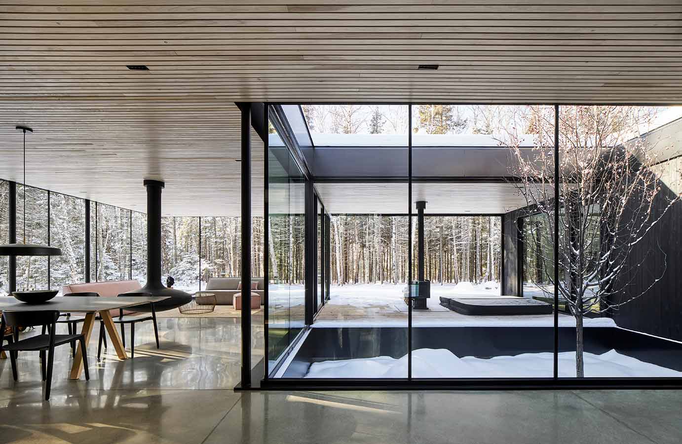 La nature au cœur de la Maison du Pommier - Une résidence en verre minimaliste et moderne - Saint-Donat-de-Montcalm, Canada