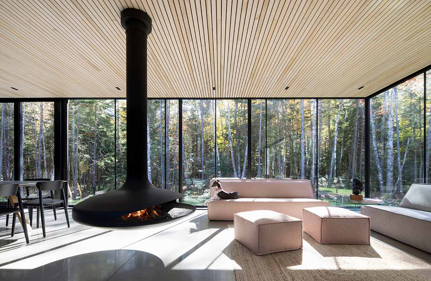 La nature au cœur de la Maison du Pommier - Une résidence en verre minimaliste et moderne - Saint-Donat-de-Montcalm, Canada