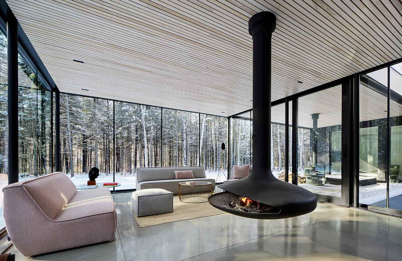 La nature au cœur de la Maison du Pommier - Une résidence en verre minimaliste et moderne - Saint-Donat-de-Montcalm, Canada