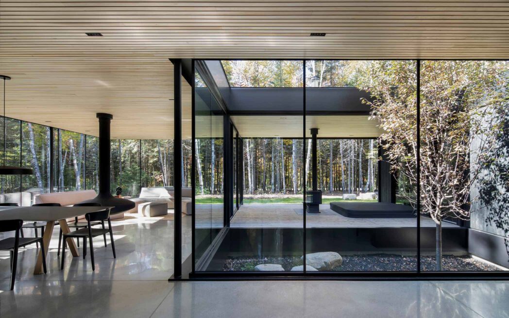 La nature au cœur de la Maison du Pommier - Une résidence en verre minimaliste et moderne - Saint-Donat-de-Montcalm, Canada
