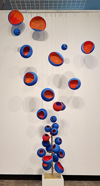 Chromatique, Le goût des couleurs, de l’artiste Maryse Chartrand, à la galerie Arts Sutton jusqu’au 7 juillet 2024 - photo: Andrew Burlone - WestmountMag.ca