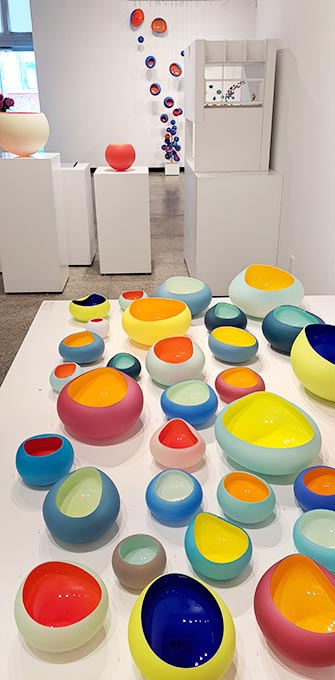Chromatique, Le goût des couleurs, de l’artiste Maryse Chartrand, à la galerie Arts Sutton jusqu’au 7 juillet 2024 - photo: Andrew Burlone - WestmountMag.ca