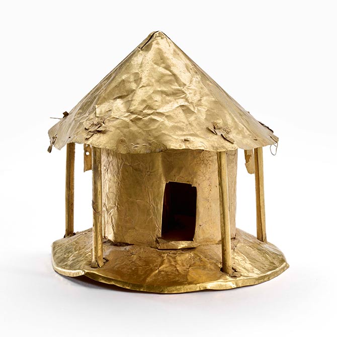 Modèle de maison circulaire, Colombie, région Calima, 100 AEC – 800 EC (style d’orfèvrerie Yotoco). Museum of Fine Arts, Houston, gift of Alfred C. Glassell, Jr. Photo © The Museum of Fine Arts, HoustonCircular House Model, Colombia, Calima Region, 100 BCE – 800 CE (Yotoco Goldwork Style). Museum of Fine Arts, Houston, gift of Alfred C. Glassell, Jr. Photo © The Museum of Fine Arts, Houston
