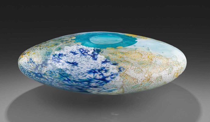 Maryse Chartrand (née en 1962), vase Galet bleu pâle,de la série « Galet », vers 2017. MBAM, don de Paul Ferley. Photo MBAM, Jean-François Brière