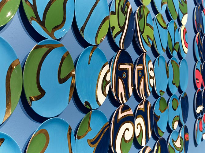 Molly Hatch (née en 1978), Ducere (détail), 2022, faïence émaillée, peinte à la main sous couverte. Avec l’aimable concours de Todd Merrill Studio, New York. Photo MBAM, Jean-François Brière