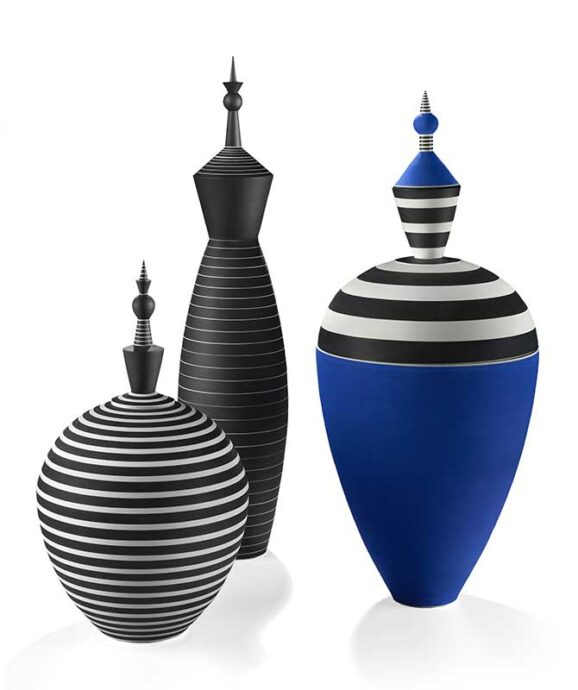 Roseline Delisle (1952-2003), jarres couvertes : Quadruple 9.95, 1995. Quadruple 7 Paratonnerre, 1989. Triptyque 12.95, 1995. MBAM, collection Liliane et David M. Stewart. Photo Annie Fafard