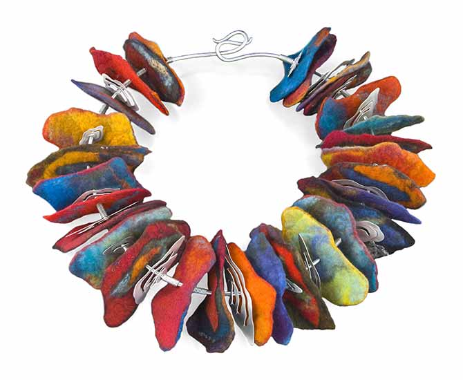 Rosie Godbout (née en 1940) et Sylvie Lupien (née en1960), Notre collier imaginaire, 2005. MBAM, don de Sylvie Lupien et Rosie Godbout. © Sylvie Lupien / SOCAN (2023), © Rosie Godbout / SOCAN (2023). Photo MBAM, Christine Guest